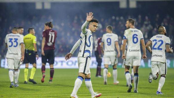 لاوتارو يحتفل بهدف إنتر ميلان الرابع