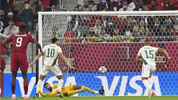 الجزائر تتفوق على قطر وتبلغ النهائي (المصدر: كووورة)