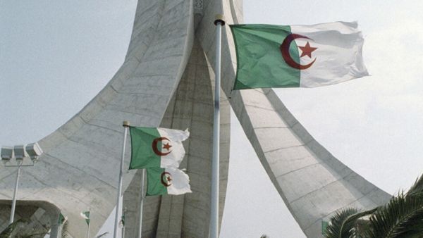 احتجاجات تطورت لصدامات مع الشرطة الجزائرية