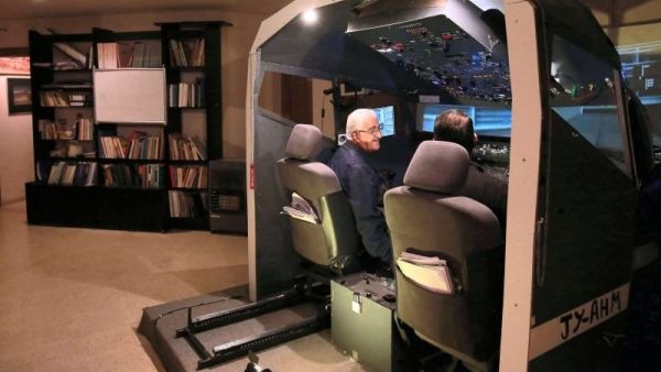 أردني يبني قمرة قيادة في منزله