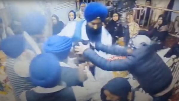 فيديو.. ضرب رجل حتى الموت داخل معبد للسيخ