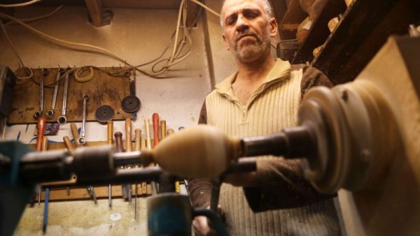 أردني يقاوم اندثار حرفة تدوير "خشب الزيتون"