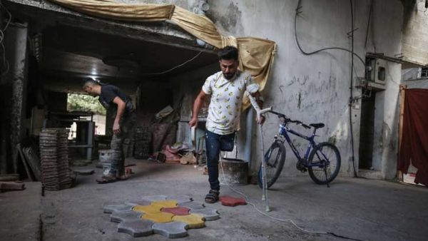 فلسطيني يهزم الإعاقة بصناعة بلاط المباني