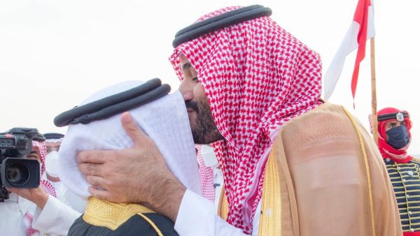  ولي العهد السعودي بتقبيل جبهة العاهل البحريني