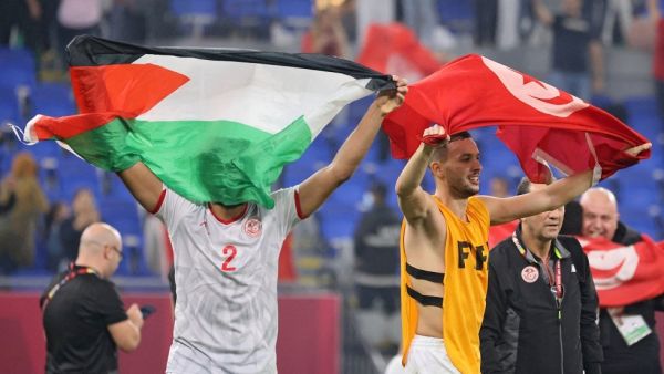 احتفاء تونسي بعلم فلسطيني بعد التأهل لنهائي كأس العرب 2021