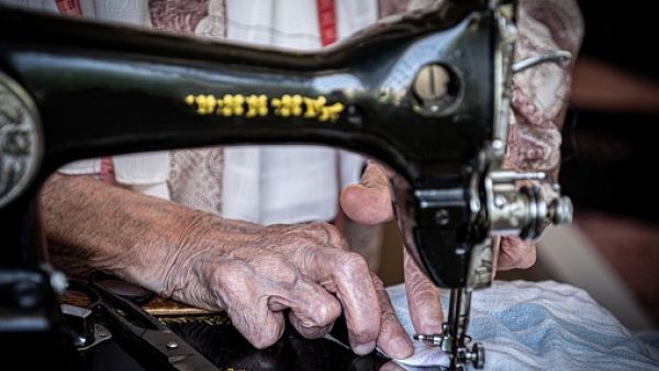 الأردن.. الخياطة حمده لم تمت قهرا في عملها