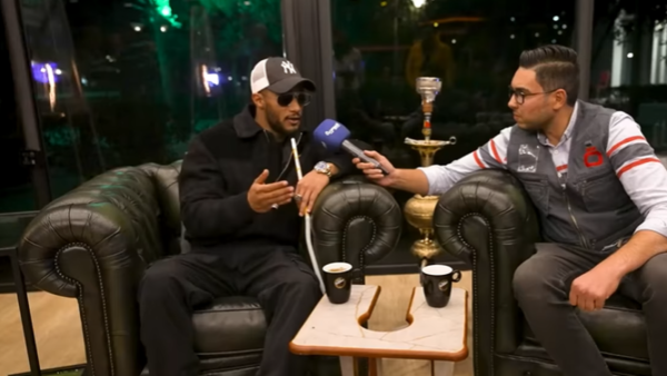محمد رمضان يشرب الشيشة خلال مقابلة تلفزيونية! (فيديو)