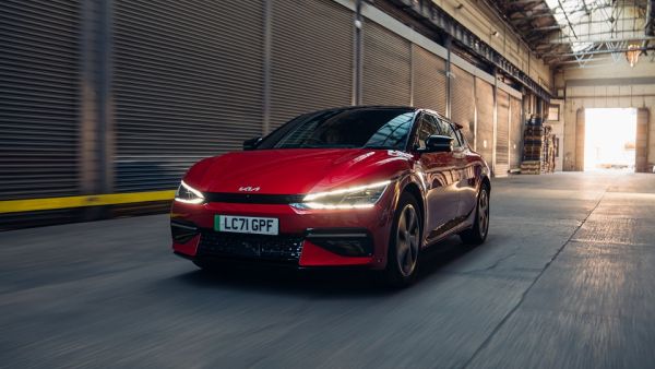 كيا EV6 تحصد لقب "أفضل سيارة كروس أوفر للعام" في حفل توزيع جوائز TopGear.com لعام 2021