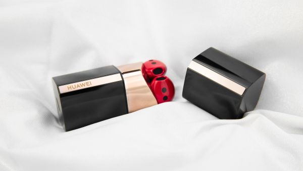 سماعات HUAWEI FreeBuds Lipstick سماعات HUAWEI FreeBuds Lipstick ترتقي بالمعايير بفضل تصميمها الرائع وجودة صوتها المذهلة الطلب المسبق يبدأ اليوم!