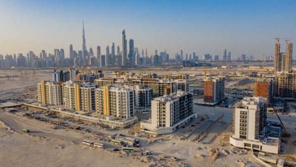 بفضل تسريع عمليات البناء، تمكن المطور من إكمال المرحلتين الأولى والثانية بنسبة 85% و 80%، والثالثة والرابعة بنسبة 50% و 20% على التوالي عزيزي تحرز تقدماً سريعاً في مشروعها ريفيرا البالغة كلفته 12 مليار درهم
