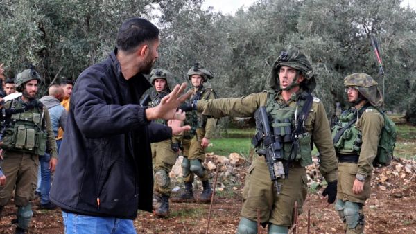 Confronting Israeli soldiers 