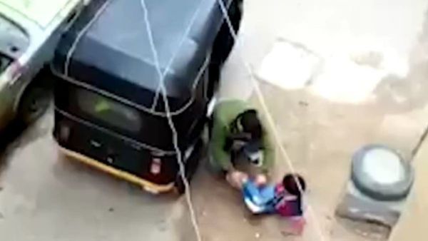 طفل مقيد بالجنازير 