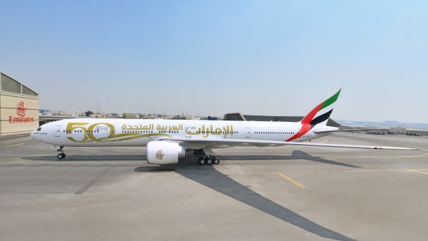 طائرة الإمارات بكسوة الخمسين إلى البحرين احتفالاً باليوبيل الذهبي للمملكة