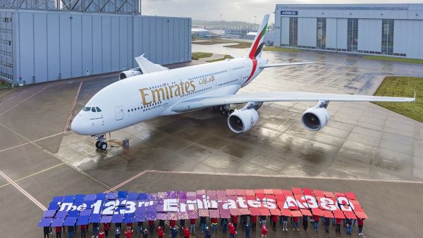 أكبر عميل لأكبر طائرة تجارية في العالم يحتفل بالتزام 21 عاماً مع برنامج العملاقة طيران الإمارات تُكمل أسطولها A380 باستلام الطائرة 123