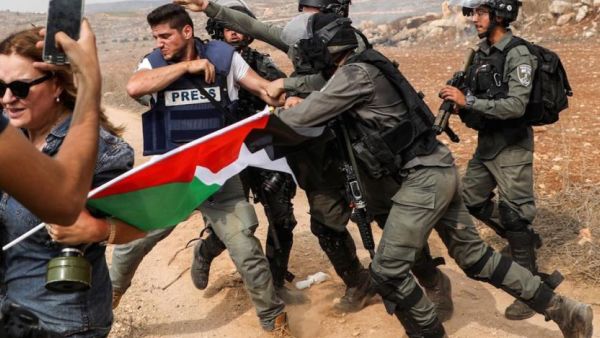 Israeli border guards assault a photojournalist 