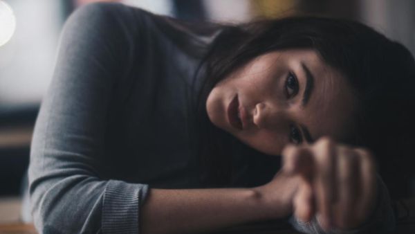 علاقات البوابة: 5 مؤشرات أن شريكك غيور