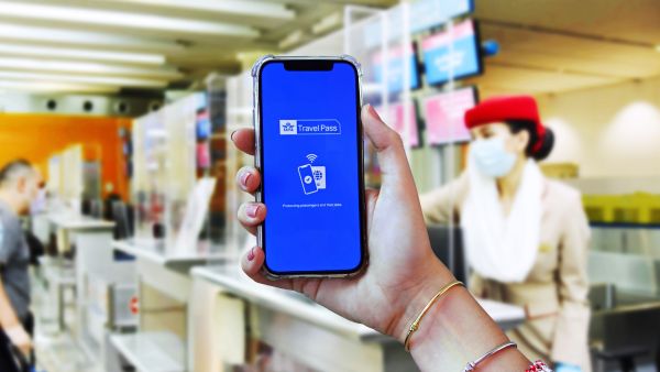 تسهّل التحسينات الجديدة على عملاء طيران الإمارات الاستفادة من جواز سفر اياتا والحصول على "موافقة السفر Ok to Travel" قبل مغادرتهم إلى أي وجهة في الاتحاد الأوروبي عبر شبكة خطوط الناقلة. طيران الإمارات تتعاون مع "الحصن" لتبسيط السفر إلى الاتحاد الأوروبي