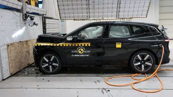سيارة BMW iX تحصل على تقييم السيارة الأكثر أماناً وفقاً لاختبارات التصادم Euro NCAP