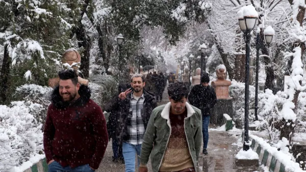 عراقيون في السليمانية يحتفلون بتساقط الثلوج