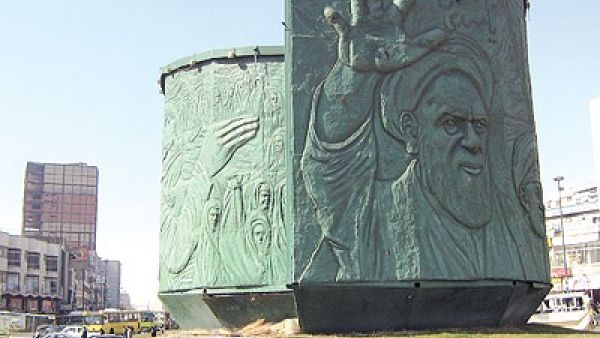 ايران تعتقل شخص بتهمة تدمير تمثال الخميني