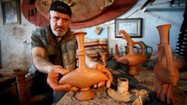 تركي يصنع أواني فخارية مستوحاه من التاريخ