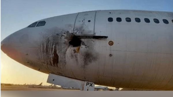 طائرة متضررة في مطار بغداد الدولي