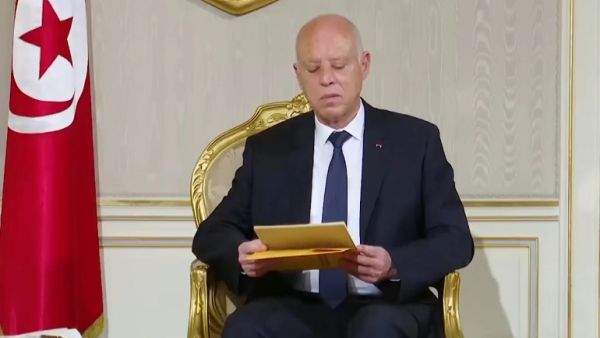 استقالة تربك قيس سعيد دون إضعافه