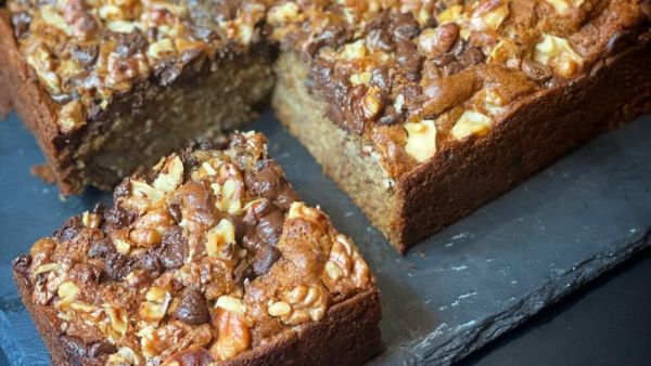 كيكة الموز بزبدة الفستق والشوكولاتة