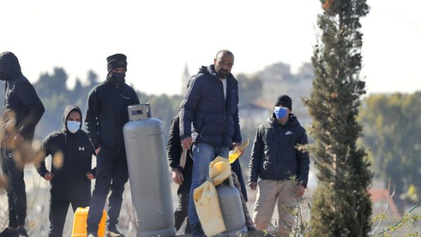 Mahmoud Salhieh threatens to burn himself 