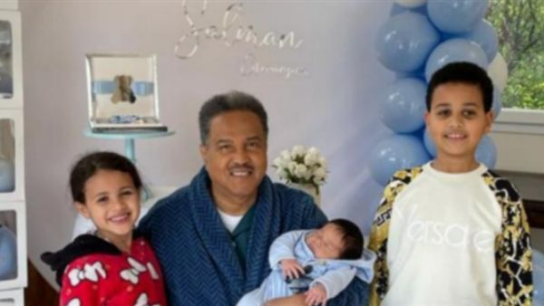 محمد عبده يخطف الأنظار بصورة تجمعه مع أبنائه من زوجته الفرنسية