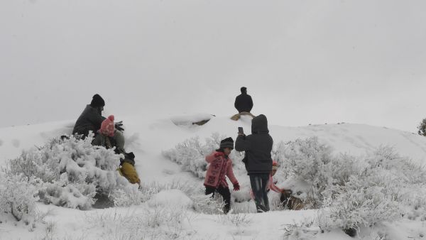 snow storm leaves 125,0000 cars stranded in Pakistan