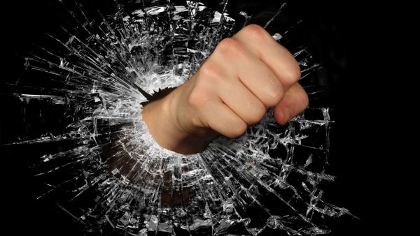 علاقات البوابة: ماذا تقول قبضة يدك عن شخصيتك