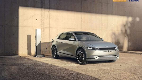 حازت هيونداي أيونك 5 Hyundai IONIQ 5 على لقب "أفضل سيارات للعام" 2021/2022 بفوزها على الموديلات الجديدة من العلامات التجارية المتميزة هيونداي أيونك 5 تتوج بطلة للعالم في جوائز " أفضل سيارة للعام"