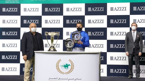 خلال الحدث عزيزي تقدم الجوائز للفائزين في كرنفال كأس دبي العالمي 2022