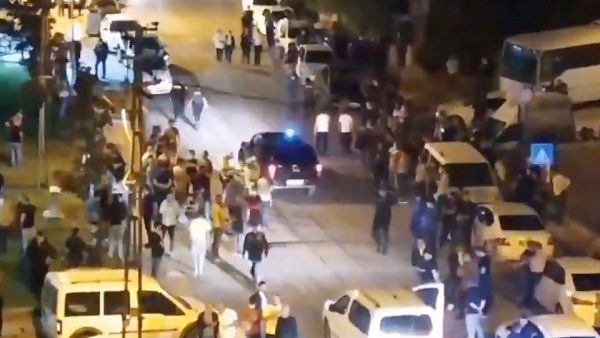 أتراك يهاجمون ممتلكات ومنازل للسوريين