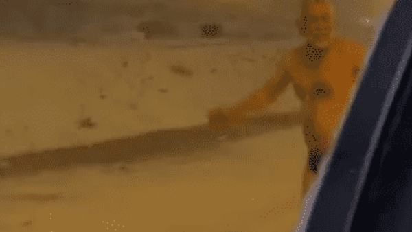 رجل يمارس الركض وسط الثلوج بدون ملابس ويصدم الأردنيين