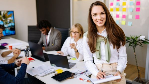 كيف تتعامل مع زميل غيور في مكان العمل