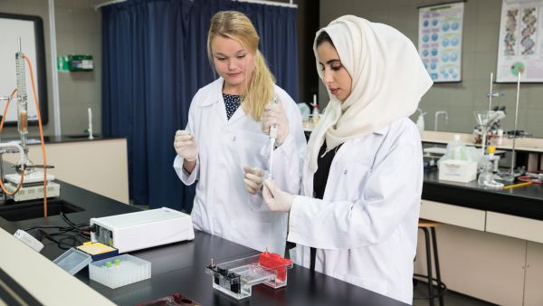 جامعة أبوظبي والمؤسسة الدولية لإدارة المخاطر والسلامة توقعان مذكرة تعاون