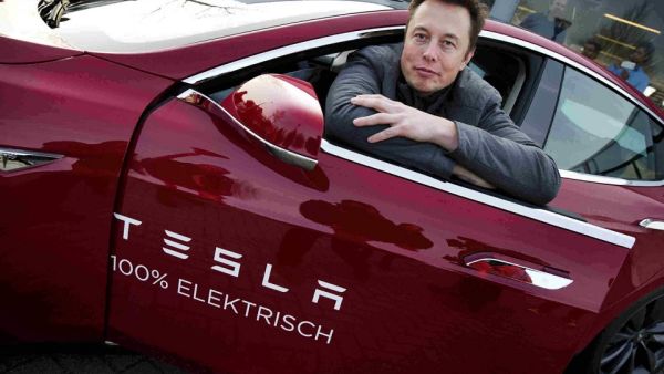 إيلون ماسك: Tesla سترفع سعر خدمة مساعدة السائق إلى 12000 دولار