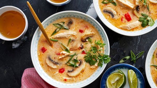 شوربة الكاري التايلندية بالدجاج أو الجمبري 
