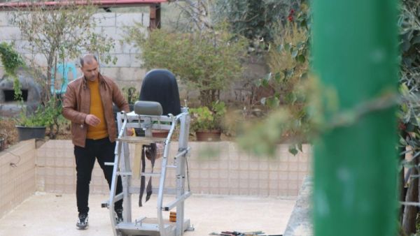 أردني يصنع جهازا يساعد مرضى الشلل الرباعي 