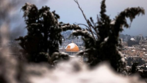 القدس تكتسي حلة بيضاء بتساقط كثيف للثلوج