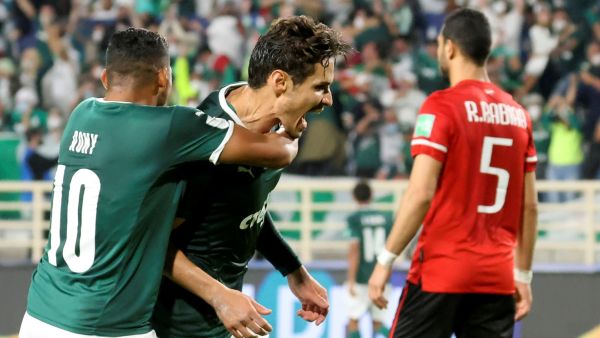 بالميراس يتخطى الأهلي ويضرب موعداً مع الفائز من مواجهة تشيلسي والهلال