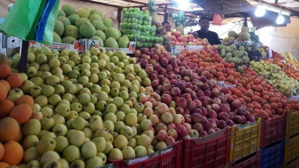 مواطنون في الأردن يشكون من طعم غريب في التفاح المستورد