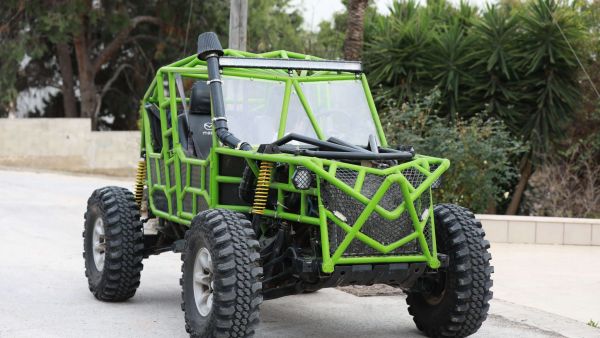 فلسطيني يصنع مركبة رباعية الدفع