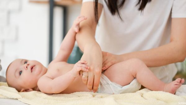 لون براز الطفل..ماذا يخبرك عن حالته الصحية؟