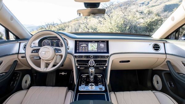 تسع سيارات Flying Spur الهجينة تجتاز ما يعادل مسافة عرض الولايات المتحدة الأمريكية في ستة أيام سيارة Bentley Flying Spur الهجينة تثير الإعجاب في بيفرلي هيلز