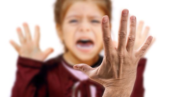 طبيب البوابة: مؤشرات الإساءة العاطفية لطفلكم