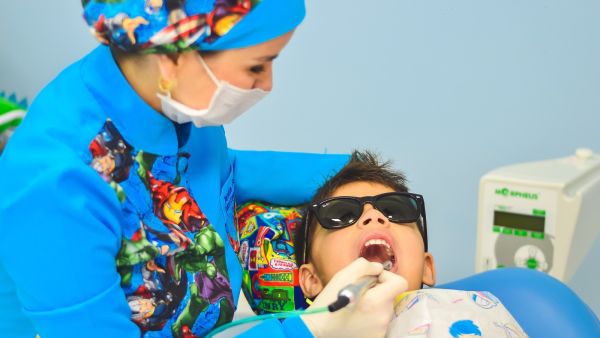 طبيب البوابة: 5 أطعمة تضر بصحة أسنان طفلك
