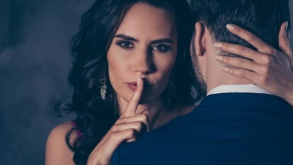 علاقات البوابة: 4 أسباب تجعل شريكك يكذب عليك